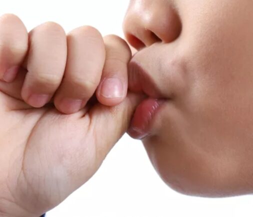 Hábito de succión digital en niños: un gesto inocente que puede afectar su sonrisa