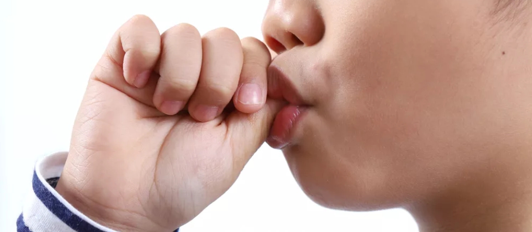 Hábito de succión digital en niños: un gesto inocente que puede afectar su sonrisa